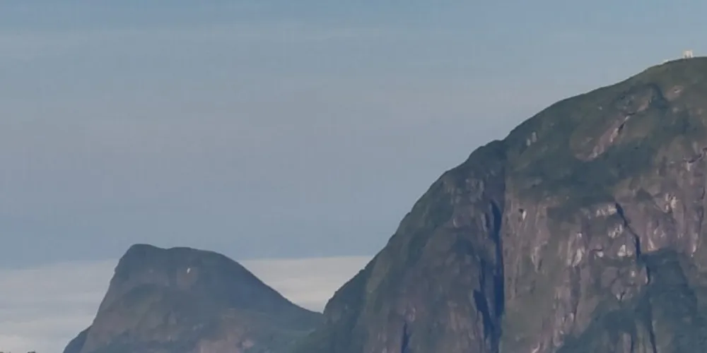 O mau tempo na região atrapalha as buscas. Além disso, a aeronave não acionou o sinal de localização de emergência