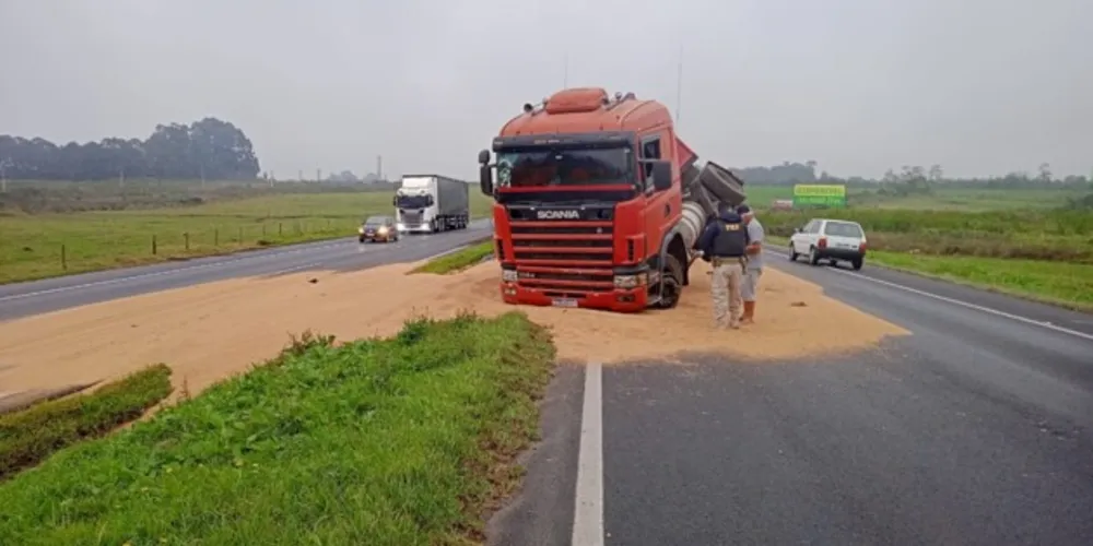 O acidente aconteceu no início da tarde, nas proximidades do entroncamento com a BR-277