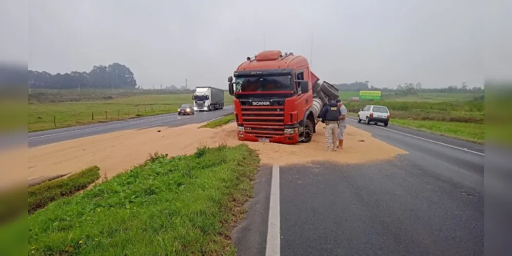 O acidente aconteceu no início da tarde, nas proximidades do entroncamento com a BR-277