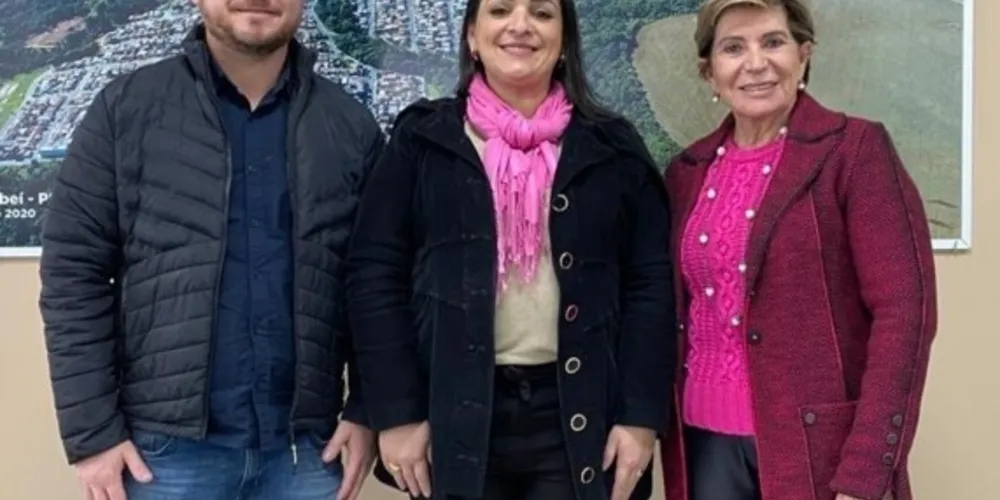 Elizabeth Schmidt se reiniu ontem (21), com a presidente da AMCG, Elisangela Pedroso