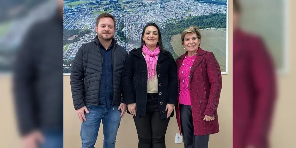 Elizabeth Schmidt se reiniu ontem (21), com a presidente da AMCG, Elisangela Pedroso