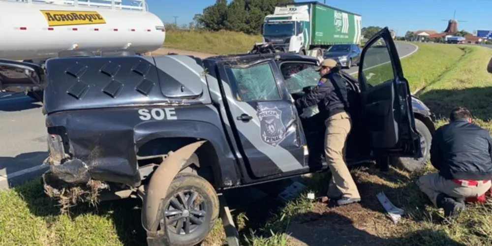 Três pessoas estavam no automóvel, que capotou após desviar de uma peça de caminhão na pista