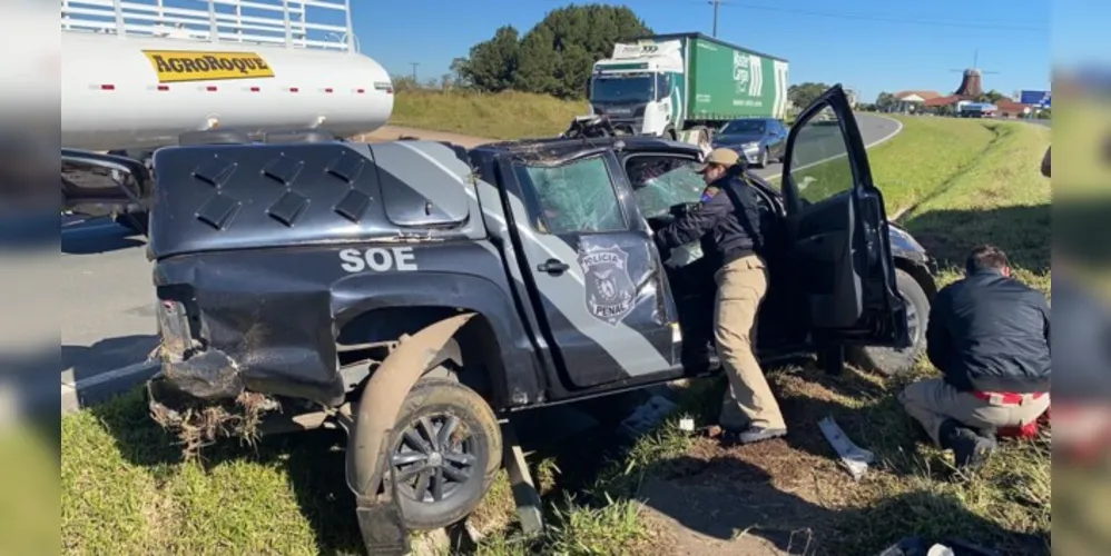 Três pessoas estavam no automóvel, que capotou após desviar de uma peça de caminhão na pista