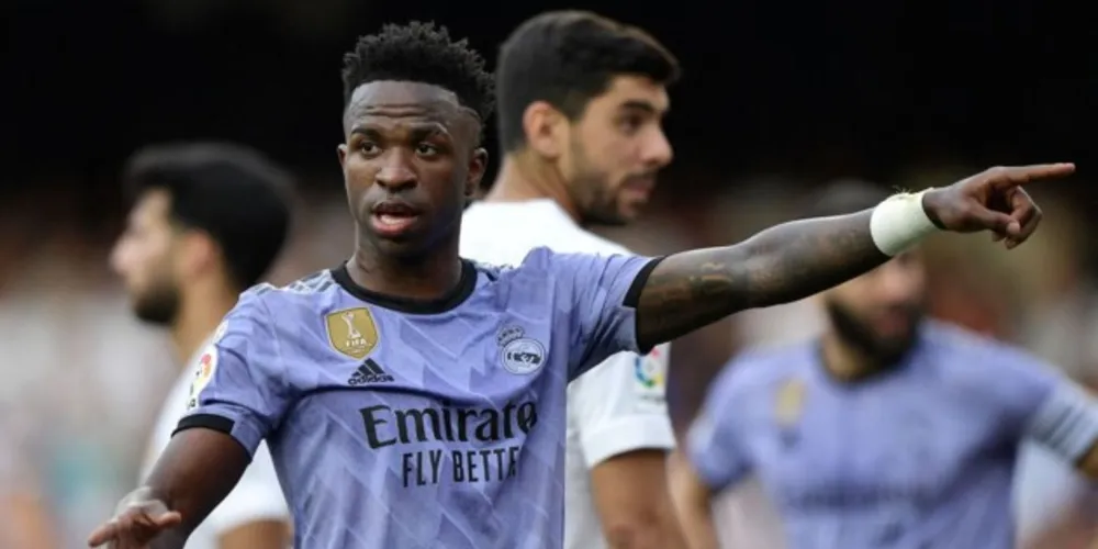 O brasileiro Vini Jr., de 22 anos, vem sendo alvo de ataques racistas durante jogo do Campeonato Espanhol