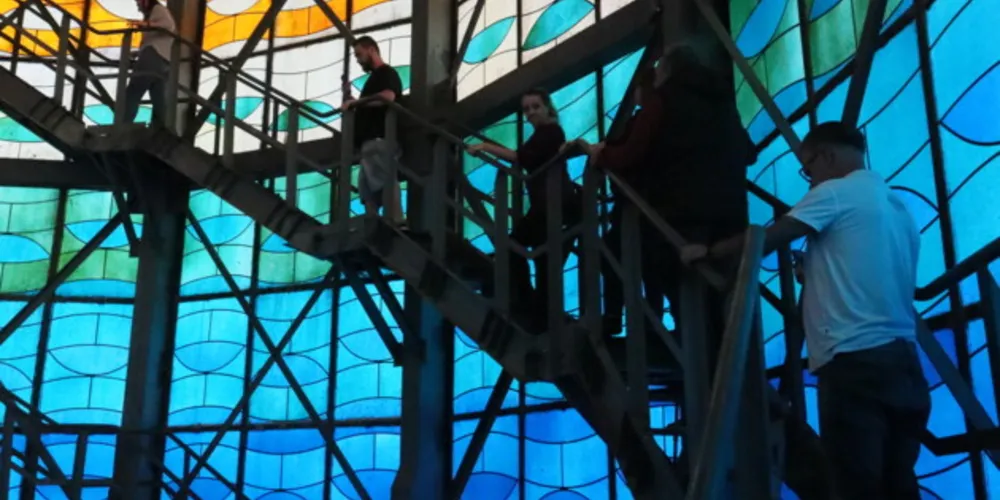 Visitantes sobem os mais de 220 degraus para chegar a cúpula