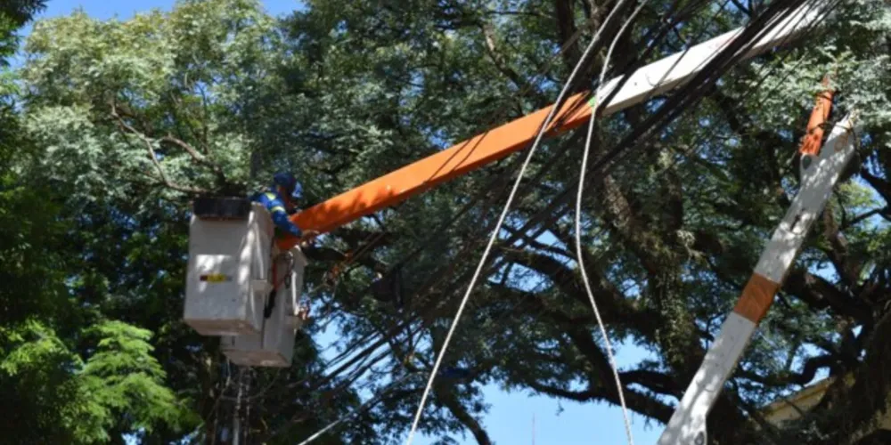 Equipes da Copel trabalham na reconstrução das redes elétricas danificadas pelo temporal