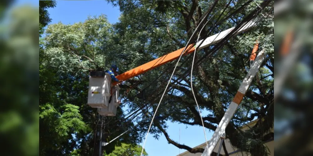 Equipes da Copel trabalham na reconstrução das redes elétricas danificadas pelo temporal