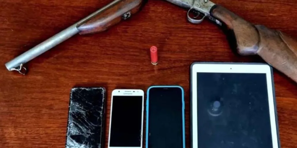 Três suspeitos foram presos em flagrante e encaminhados, juntamente com a droga e os celulares apreendidos, até a Delegacia da Polícia Civil