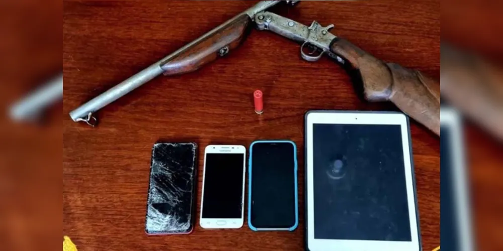 Três suspeitos foram presos em flagrante e encaminhados, juntamente com a droga e os celulares apreendidos, até a Delegacia da Polícia Civil