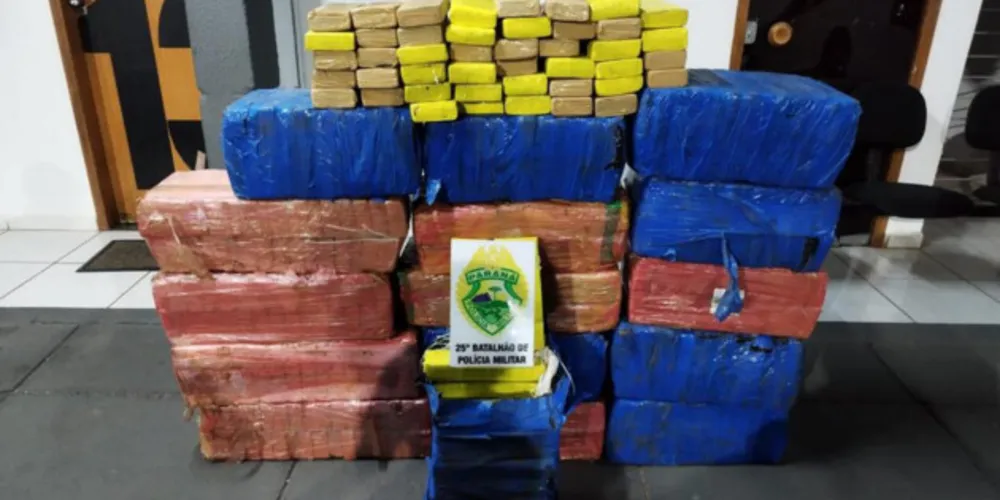 Polícia Militar apreende mais de 400 quilos de maconha após acidente na PR-323