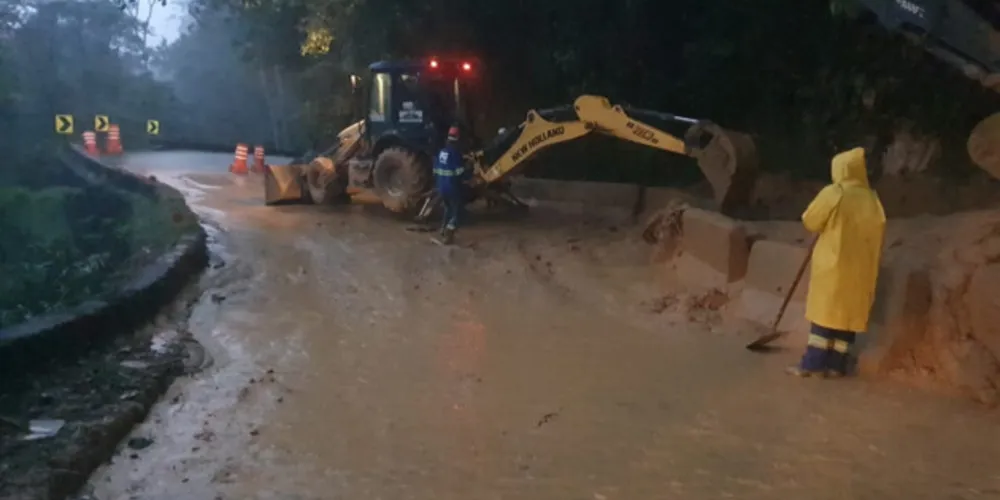 Medida foi necessária após o deslizamento de vegetação e terra na altura do km 11