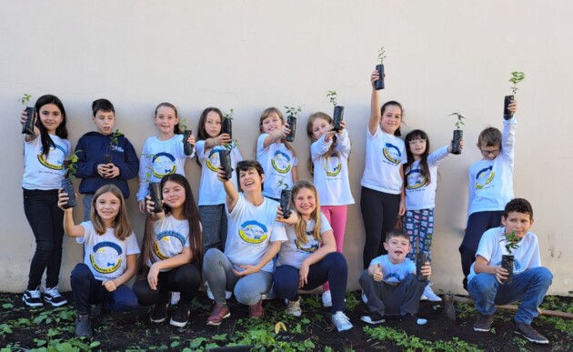Educandos foram agraciados com plantas pela professora, contribuindo para o futuro ambiental