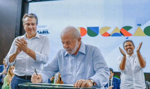 Em seu discurso, Lula ponderou que seu partido, o PT, só conta com 69 deputados