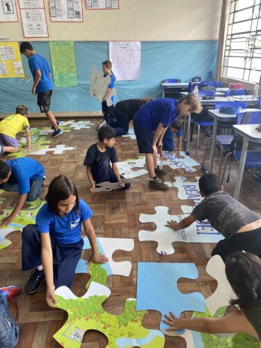 Como parte das atividades, os alunos montaram um quebra-cabeça sobre o ciclo de tratamento da água.