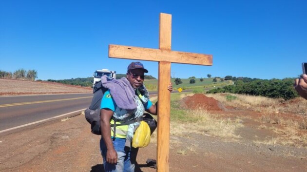 Além da cruz, João carrega uma mochila com algumas roupas, uma caixa de som e uma garrafa com água, contando com apoio que recebe pelo caminho