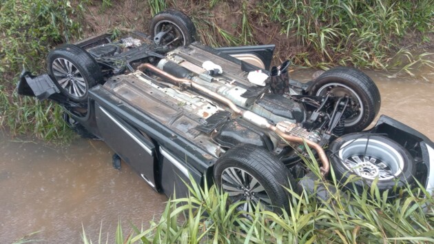 Mitsubishi Outlander com quatro pessoas ficou destruída no acidente