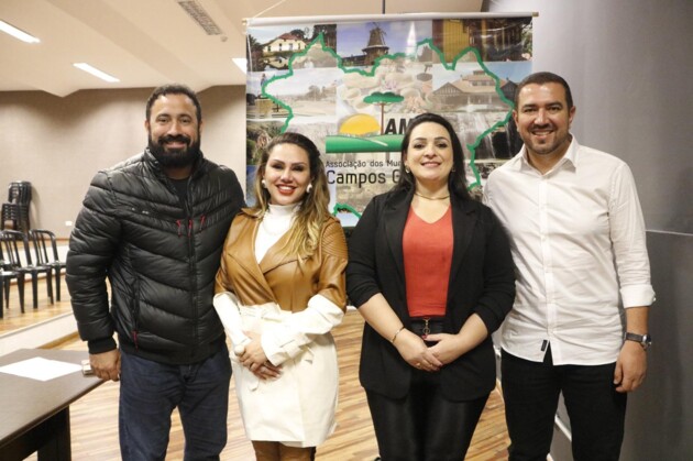 Fazem parte da nova diretoria os (as) prefeitos (as) Henrique Carneiro (União), Dayane Sovinski (PSD), Elisangela Pedroso (PSB) e Abimael do Valle (PT)