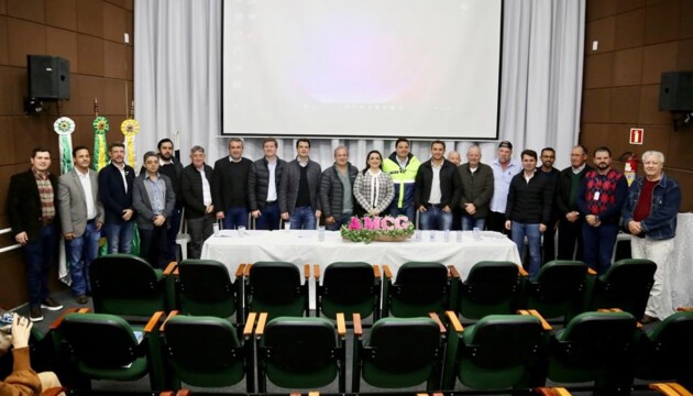 Primeira reunião ordinária da nova diretoria da Associação dos Municípios dos Campos Gerais (AMCG) teve presença de prefeitos, vereadores, deputados e outros líderes