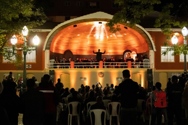 A abertura, em uma Concha Acústica revitalizada, com nova pintura e iluminação, teve a apresentação da Banda Lyra dos Campos