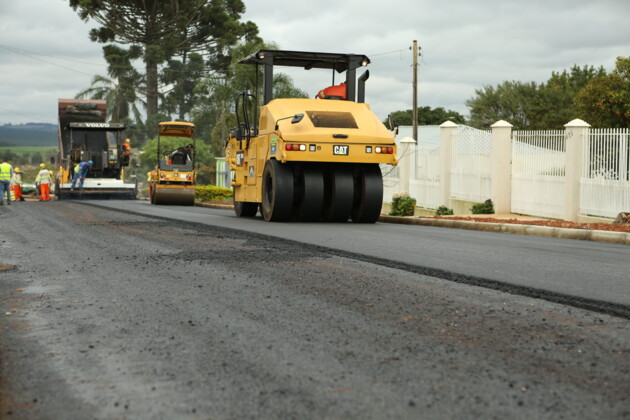 O projeto em andamento prevê a execução de aproximadamente 2,7 quilômetros de asfalto no Jardim Santa Luiza