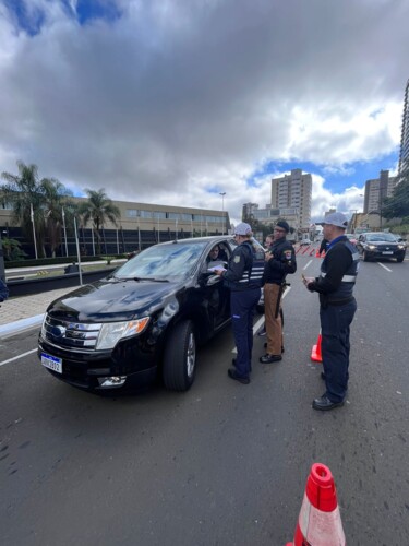 Ação abordou motoristas que trafegavam pela rua Balduíno Taques, na região Central, e contou com a presença das instituições integrantes do Gabinete de Gestão Integrada Municipal