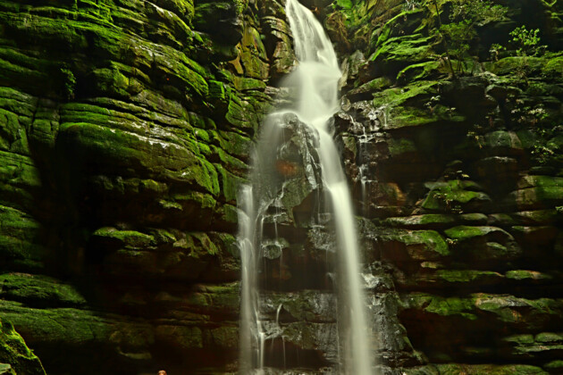 Atrativo possui uma cachoeira com cerca de 30 metros de altura, que deságua em um anfiteatro rochoso (furna) e forma um pequeno lago