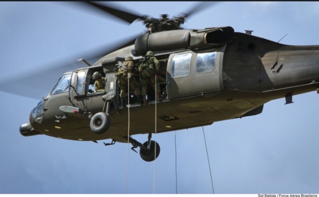 A equipe de resgate de um dos helicópteros utilizados na ação está descendo de rapel no local, na Serra do Mar, em busca dos ocupantes