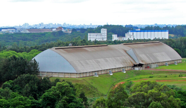 Ponta Grossa tem  o maior complexo de armazenagem da Conab 
e possui indústrias que armazenam, e processam soja e trigo