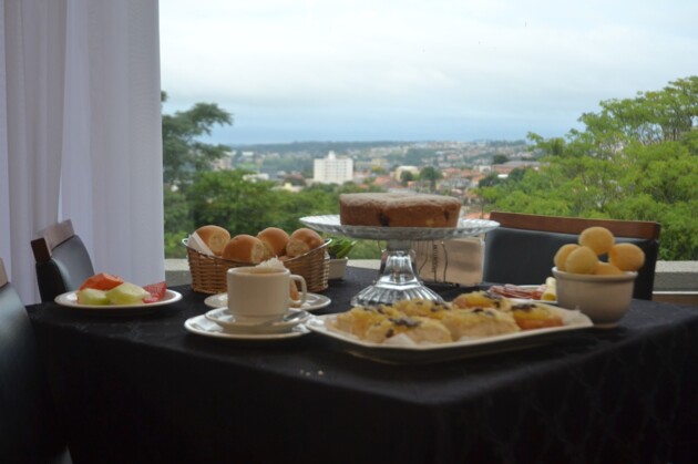 Durante o café da manhã, nascer do sol poderá ser contemplado pelos participantes