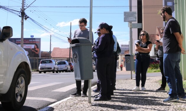 Ao longo desta semana a implantação do sistema de Estar Digital em Castro entra na fase de fixação das placas de trânsito atualizadas