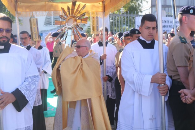 Fiéis acompanharam o bispo Dom Sergio caminhando com o Santíssimo Sacramento