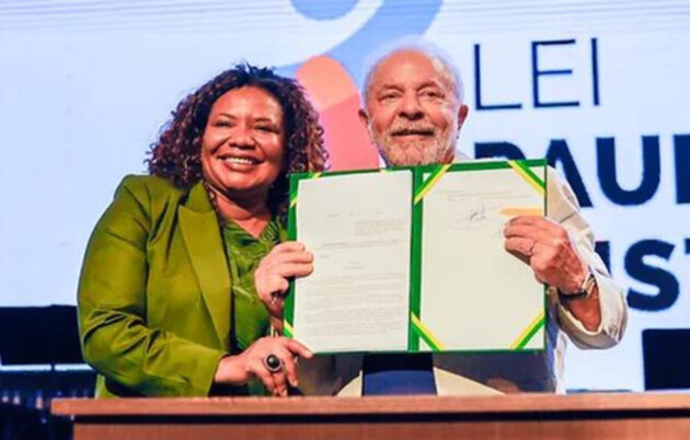 Presidente da República, Luís Inácio Lula da Silva assina o decreto da Lei Paulo Gustavo ao lado da ministra da Cultura, Margareth Menezes: