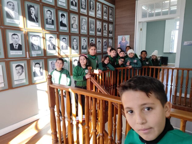 Selfie do aluno Matheus Henrique da Rosa com os colegas da classe na Galeria dos Prefeitos, localizada no segundo andar da Casa da Cultura