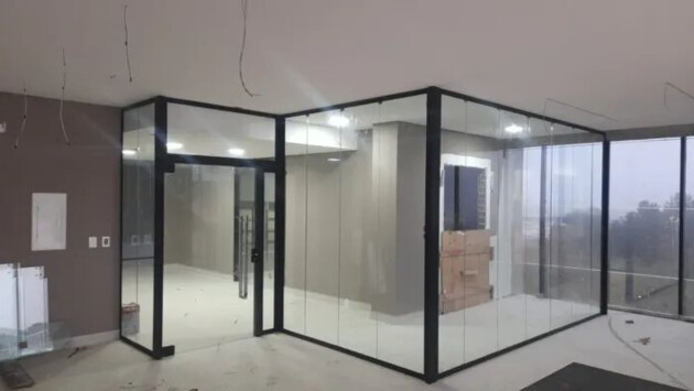 Trabalhos de alta qualidade são realizados na instalação de vários tipos de vidros