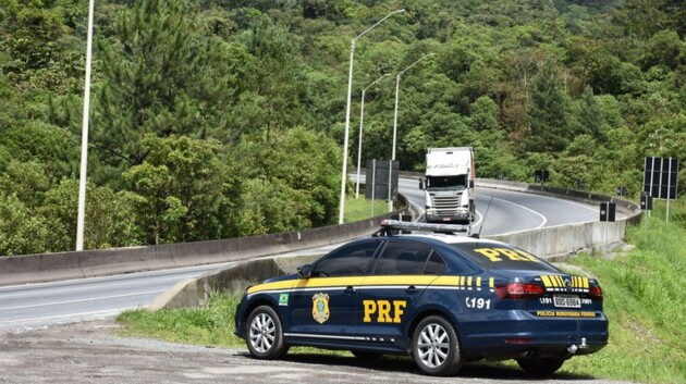 O trabalho de fiscalização será realizado por meio de abordagens a veículos, testes de alcoolemia e monitoramento através de radares e câmeras