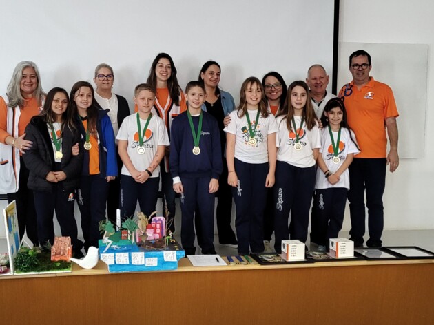 734 estudantes, de 22 escolas, receberam medalhas pelo concurso social dos trabalhos produzidos diretamente do Isopor®
