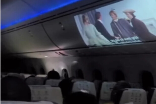 Algumas cenas do vídeo mostram o avião na escuridão durante a transmissão do filme The Patriot