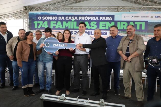 Estado investiu R$ 2,08 milhões para apoiar moradores da região por meio do ‘Casa Fácil’. Evento teve presença de lideranças políticas