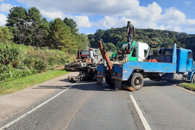 Guinchos fizeram a retirada do caminhão na tarde deste sábado na PR-151