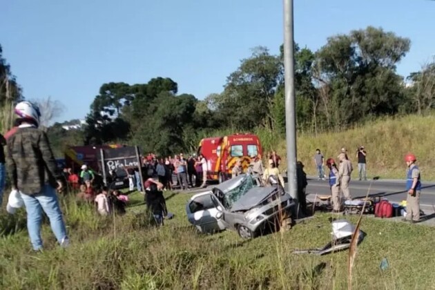 Automóvel bateu contra um poste de sinalização da rodovia