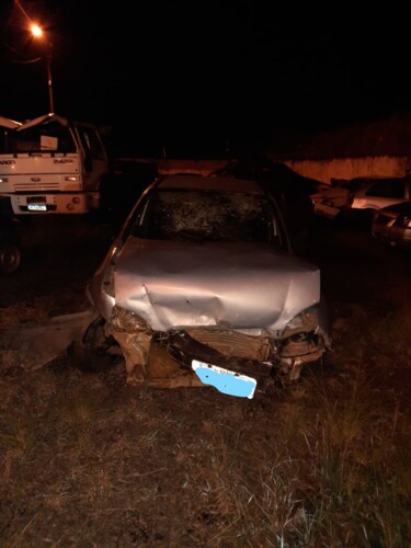 Na PR-092, um Chevrolet Corsa capotou e duas pessoas foram atendidas