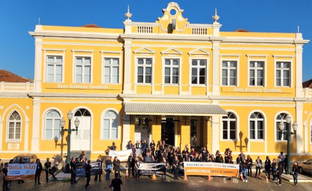 Manifestantes protestavam contra o Projeto de Lei que retira 5% dos recursos do Sesc e do Senac