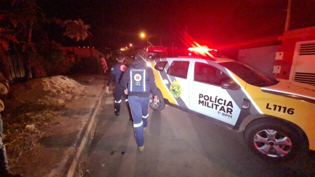 Informações preliminares apontam que o rapaz foi atingido com três disparos. Equipes da Polícia Militar isolaram a área