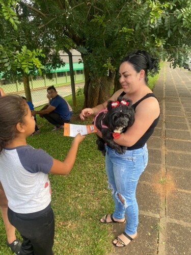 Como complemento as atividades desenvolvidas em sala, os alunos realizaram uma panfletagem na saída da aula