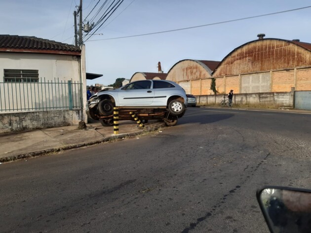 O veículo ficou preso nas estruturas metálicas da calçada