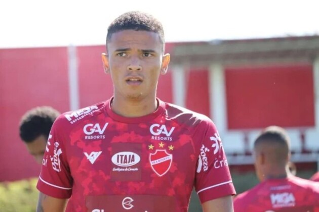 Não relacionado na partida contra o Sport, pela rodada final da Série B, Romário foi banido do futebol pelo STJD, por receber valor de apostadores para cometer um pênalti