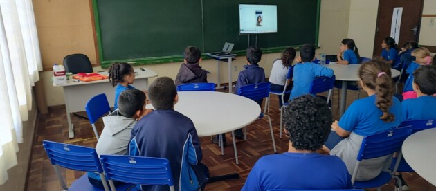 A professora transmitiu os vídeos para a turma com o objetivo de enfatizar a boa utilização das mídias.