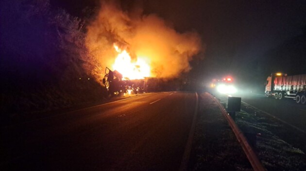 Incêndio destruiu o caminhão no km 283 do sentido Norte Pioneiro
