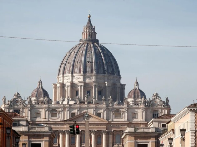 Uma imagem que circula nas redes sociais mostra o homem pelado no altar principal da basílica