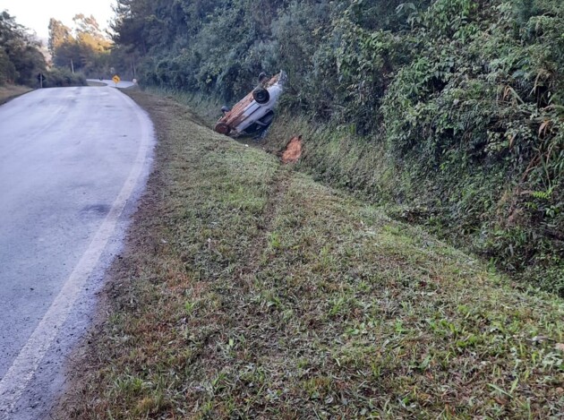 Após o acidente, veículo ficou parado com as rodas para o ar